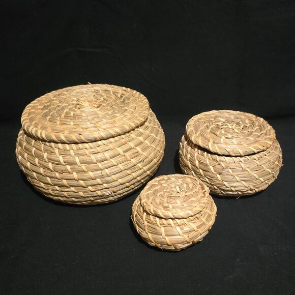 Nesting Sweetgrass Covered Bowls X3 - 7 1/2x4 1/4" // 5 3/4"x3" // 4"x2 1/8" - Picture 3 of 7